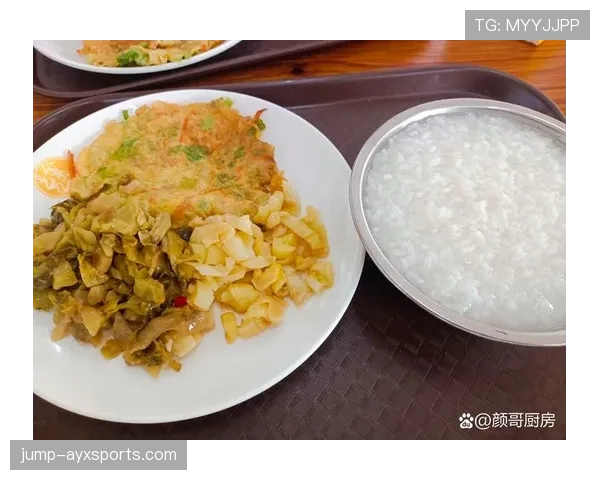易建联家里冰箱贴都是NBA球队logo，但早餐只吃白粥配咸菜