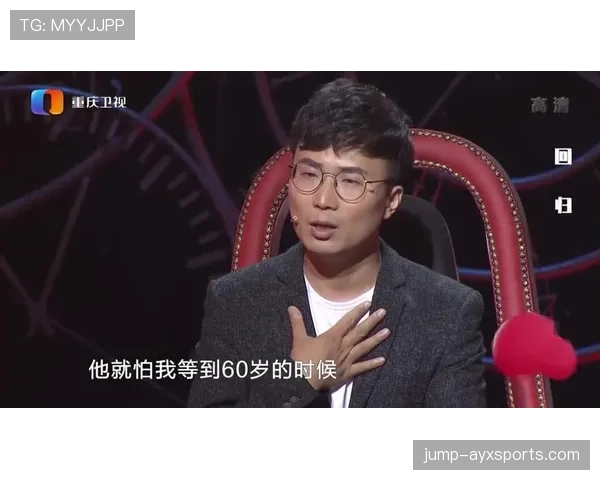 梁伟铿训练完直接瘫在场边啃香蕉,这自律和摆烂之间拿捏得也太真实了 梁伟铿训练完直接瘫在场边啃香蕉,这自律和摆烂之间拿捏得也太真实了